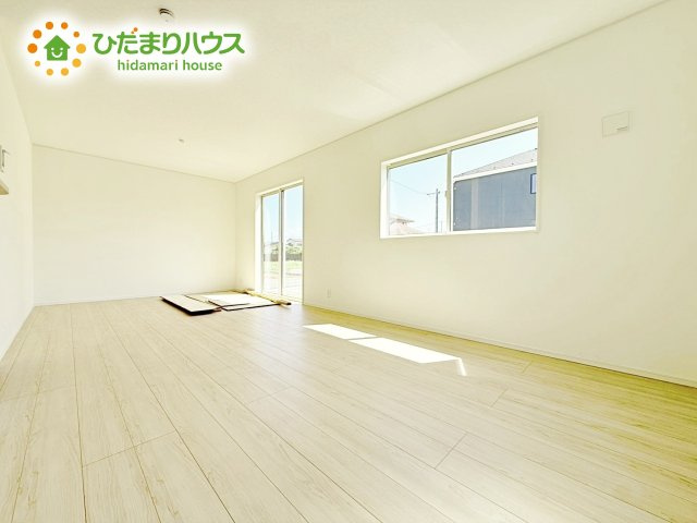 【居間・リビング】 | ひたちなか市津田第3　新築戸建　2号棟 | おもちゃを広げてもゆとりのあるリビングは、お子様の成長を見守っていく、大切な空間です♪