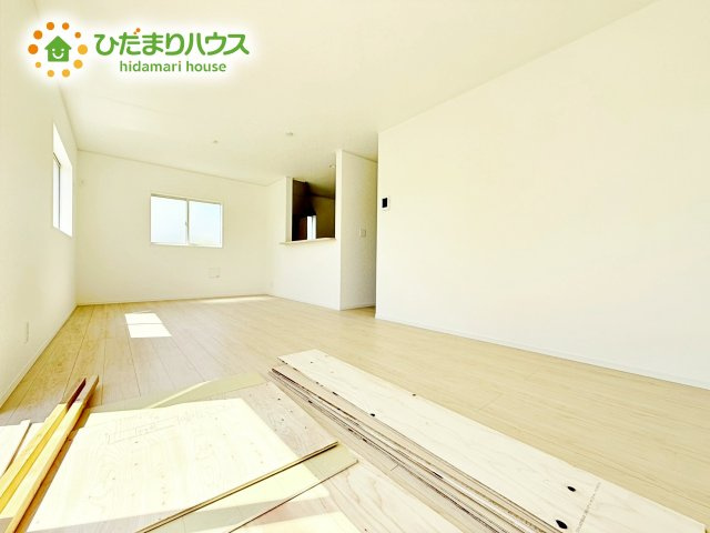 【居間・リビング】 | ひたちなか市津田第3　新築戸建　2号棟 | 風通しが良いため、夏は風を感じて涼しく過ごせます(^^♪