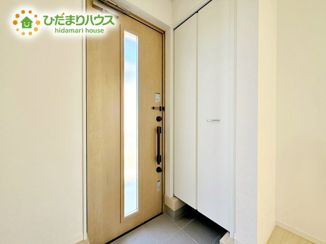 【玄関】 | ひたちなか市津田第3　新築戸建　2号棟 | 天井まであるシューズボックスは、家族全員の靴が入るため、散らかりがちな玄関もスッキリ片付きますね。