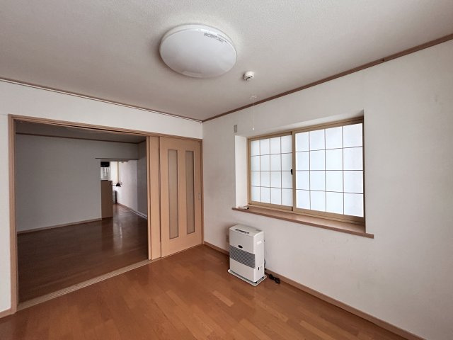 八戸市根城一丁目の洋室|1階約6帖洋室の別角度です。