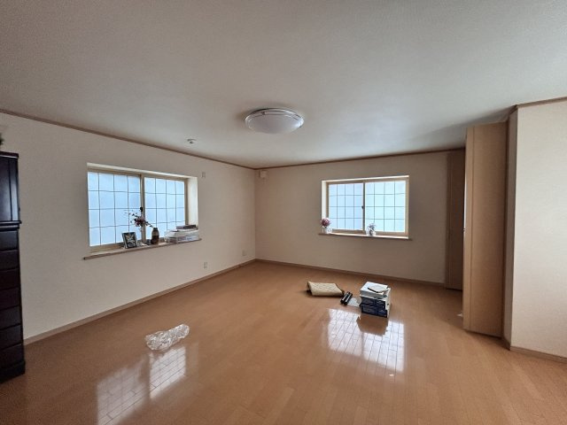 八戸市根城一丁目の洋室|2階約16帖洋室の別角度です。