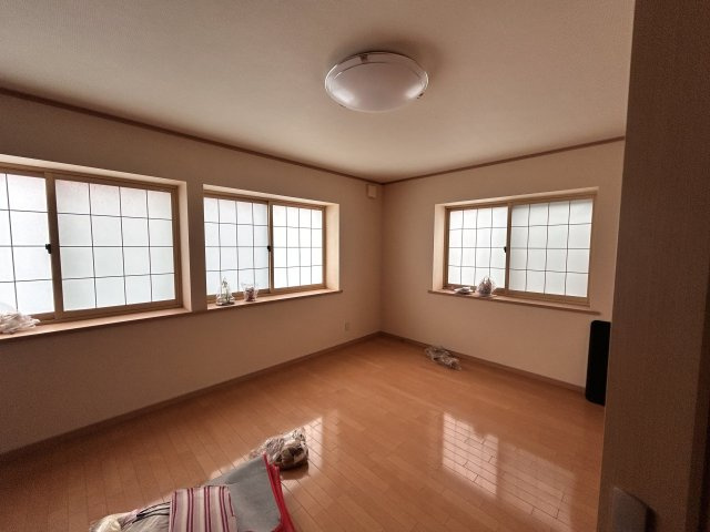八戸市根城一丁目の洋室|2階約8.75帖洋室の別角度です。