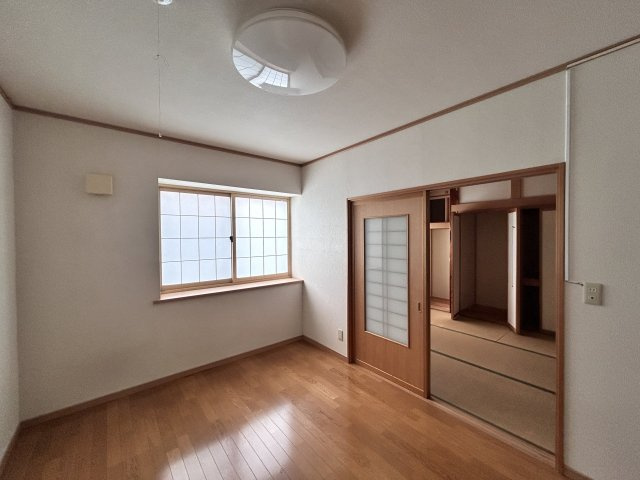 八戸市根城一丁目の洋室|1階約6帖洋室です。