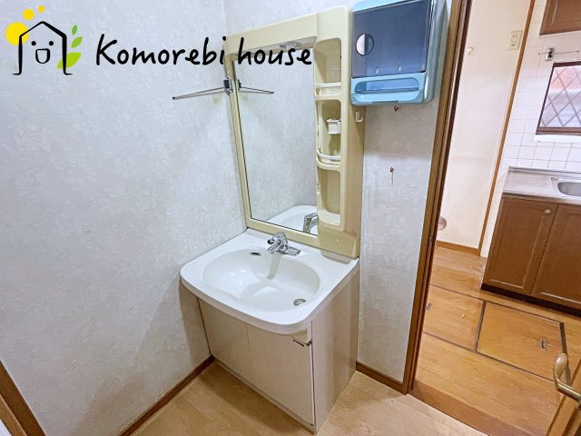 桶川市朝日　中古戸建の独立洗面台|朝の支度にも助かる、独立の洗髪洗面化粧台