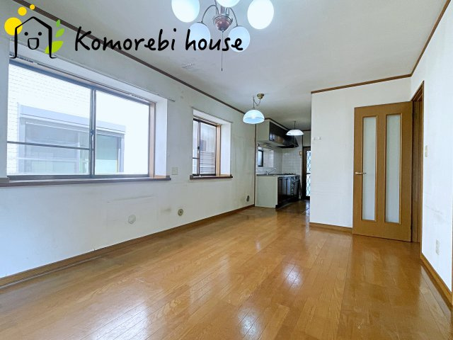 桶川市朝日　中古戸建の居間・リビング|ゆったりとしたリビングです