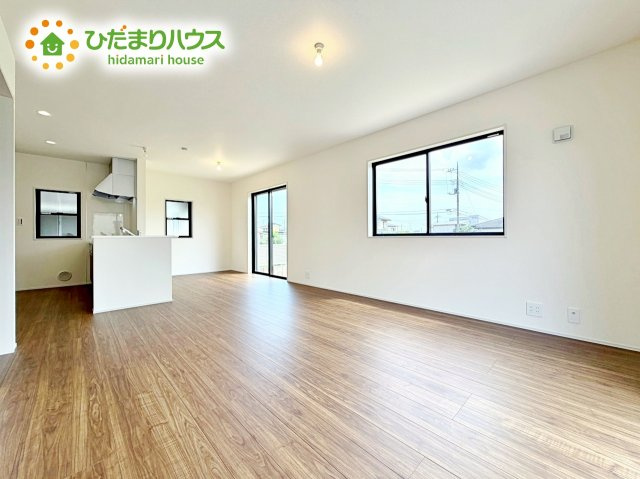 【居間・リビング】 | 那珂市菅谷19期　新築戸建　1号棟 | 家族との大切な時間を多く過ごすリビング。ゆったりとした広さのある空間で会話も弾みます♪大きい窓からは明るい日差しが差し込みます。居心地の良いリビングでおうち時間を楽しんで！