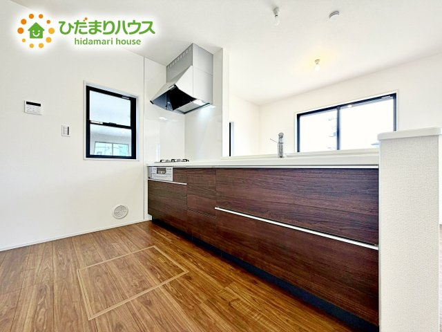 【キッチン】 | 那珂市菅谷19期　新築戸建　1号棟 | シンプルなシステムキッチン♪広々としていてお料理をするのにも十分な広さがあります！お子様とお菓子作りをしたり、新しいお料理に挑戦したり毎日の家事が楽しくなりそうです！