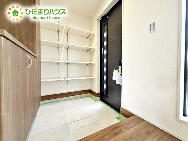 【玄関】 | 那珂市菅谷19期　新築戸建　1号棟 | ゆったりと明るい玄関がご家族や来客をお出迎え。機能的な大型シューズボックスは長物もしっかりと収納できます。