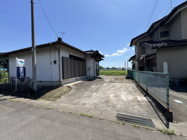 高崎市神戸町　中古住宅の駐車場|現地写真　駐車スペースは2台以上可能