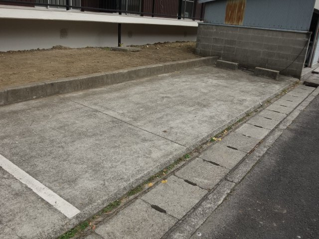 高津橋農住団地A棟の駐車場