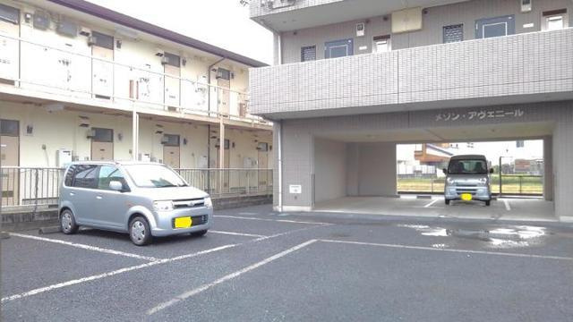 メゾンアヴェニールの駐車場