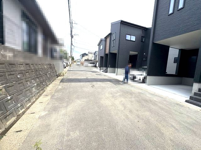 【その他】 | 春日市一の谷4丁目　1号棟（全3棟）【仲介手数料無料・0円】 | 現地写真。前面道路です。