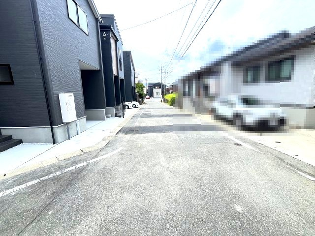 【その他】 | 春日市一の谷4丁目　1号棟（全3棟）【仲介手数料無料・0円】 | 現地写真。前面道路です。