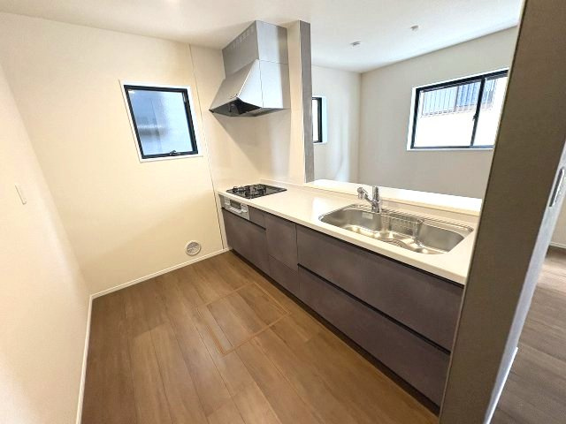 【キッチン】 | 春日市一の谷4丁目　1号棟（全3棟）【仲介手数料無料・0円】 | 現地写真。