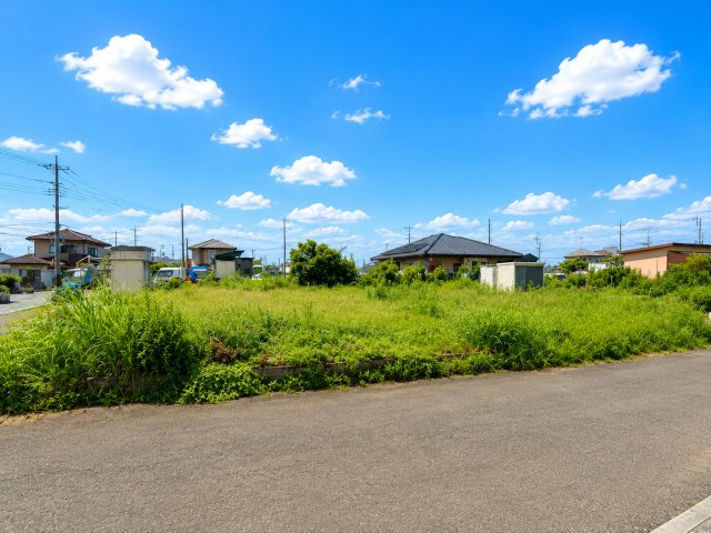 三郷市　彦音2丁目　売地の外観|周辺も農園や資材置場として利用されている、ゆとりある土地です。