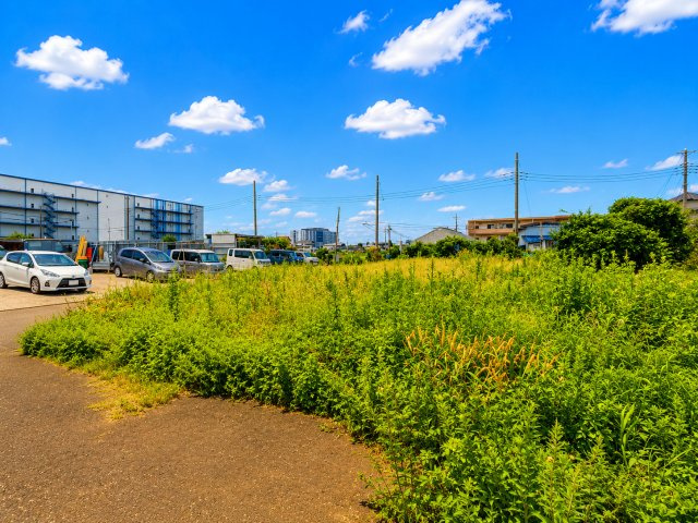 三郷市　彦音2丁目　売地の外観|現況の雰囲気や広さは写真だけでは伝わりにくいため、ぜひ現地でご確認ください。建築はできません。