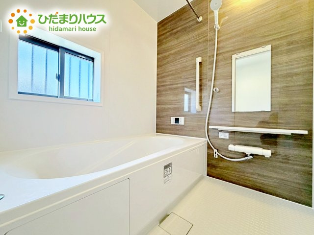 【浴室】 | ひたちなか市津田2020番　新築戸建　B号棟 | 浴室には窓があり、換気が良好です。リラックスできるバスタイムを楽しむことができ、心地よい空間を提供します。
