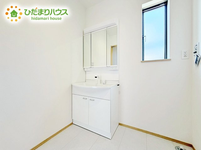 【独立洗面台】 | ひたちなか市津田2020番　新築戸建　B号棟 | 大きな三面鏡の独立洗面。鏡の後ろは収納となっているのでスッキリと整理できます！