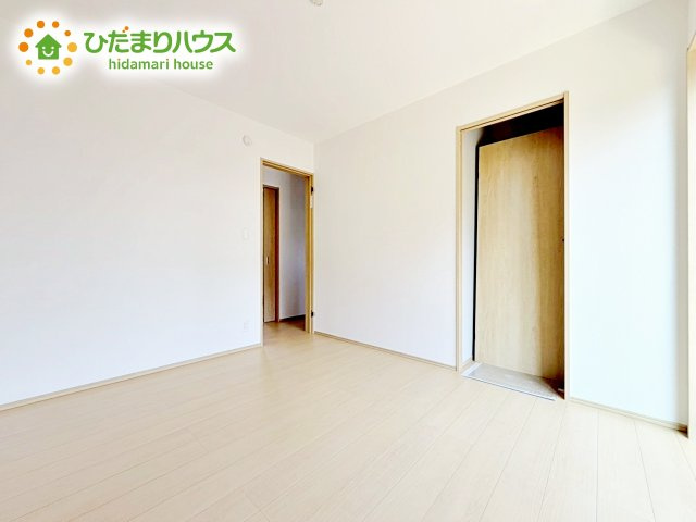 【寝室】 | ひたちなか市津田2020番　新築戸建　B号棟 | 壁紙はシンプルで清潔なホワイトで統一しています。朝の光をたっぷり浴びながら一日をスタート！目覚めは明るくあたたかな場所で。