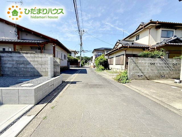 【前面道路含む現地写真】 | ひたちなか市津田2020番　新築戸建　B号棟 | 繁華街のようなにぎやかさがないため、車の音や話し声が少なく、静かな生活を望む人に適している閑静な住宅地！