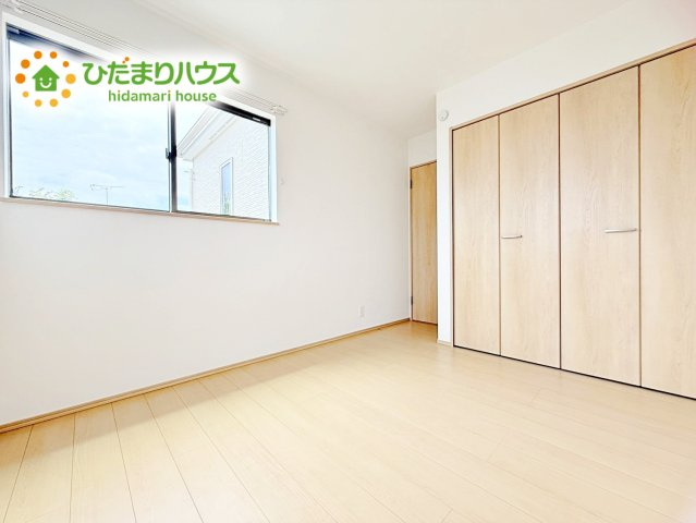 【洋室】 | ひたちなか市津田2020番　新築戸建　B号棟 | 洗練された空間にやわらかい光が差し込み、お気に入りの家具や小物が映えます。