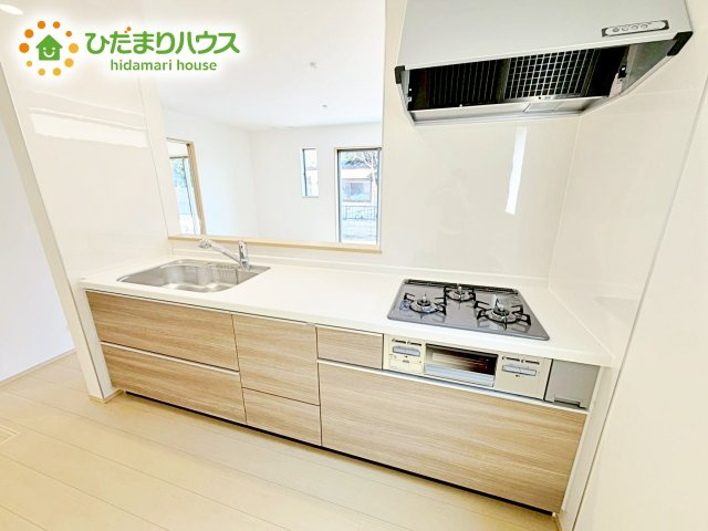 【キッチン】 | ひたちなか市津田2020番　新築戸建　B号棟 | 手元は隠しながら、リビングとも会話できるセミオープンキッチン
