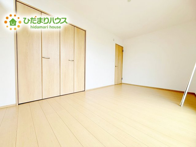 【洋室】 | ひたちなか市津田2020番　新築戸建　B号棟 | 窓からそそがれる暖かみのある明るい空間。広々としたプライベート空間で自分の時間を楽しめます。フローリング仕様で普段のお掃除も楽々です。