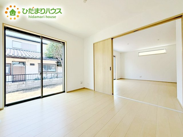 【洋室】 | ひたちなか市津田2020番　新築戸建　B号棟 | リビング続きなので客間、家族のくつろぎスペース、洗濯物を畳んだり家事スペースなど広い用途に使えます♪
