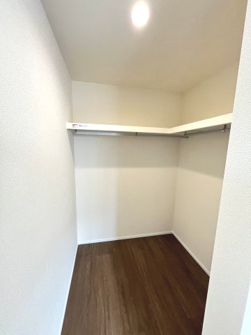 【収納】 | 春日市一の谷4丁目　2号棟（全3棟）【仲介手数料無料・0円】 | 現地写真。ウォークインクローゼットです。