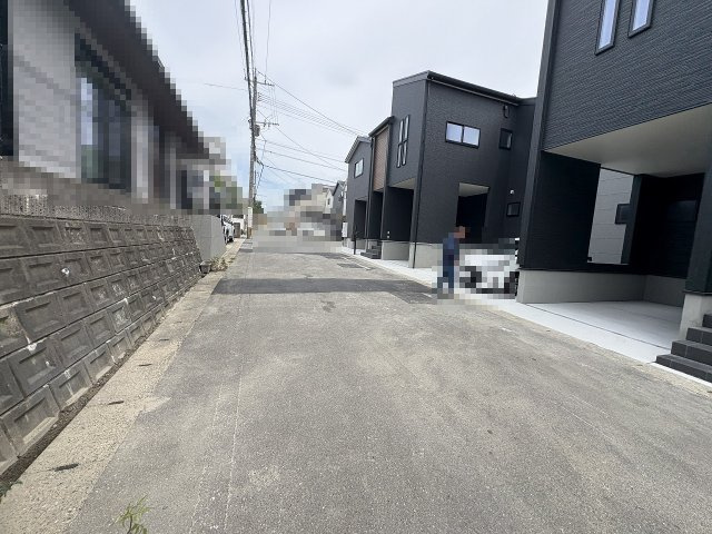 【その他】 | 春日市一の谷4丁目　2号棟（全3棟）【仲介手数料無料・0円】 | 現地写真。前面道路です。