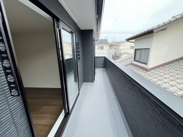 【バルコニー】 | 春日市一の谷4丁目　2号棟（全3棟）【仲介手数料無料・0円】 | 現地写真。