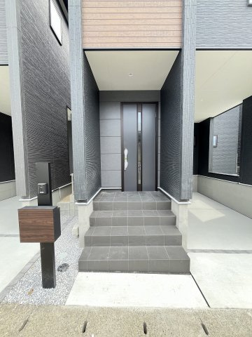 【玄関】 | 春日市一の谷4丁目　2号棟（全3棟）【仲介手数料無料・0円】 | 現地写真。