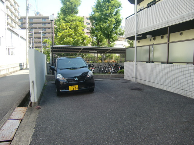 メゾン・ド・六甲パートⅢの駐車場