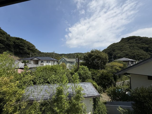 カースペース台　新規フルリノベーション　LDK37帖の展望|葉山の山々を臨む