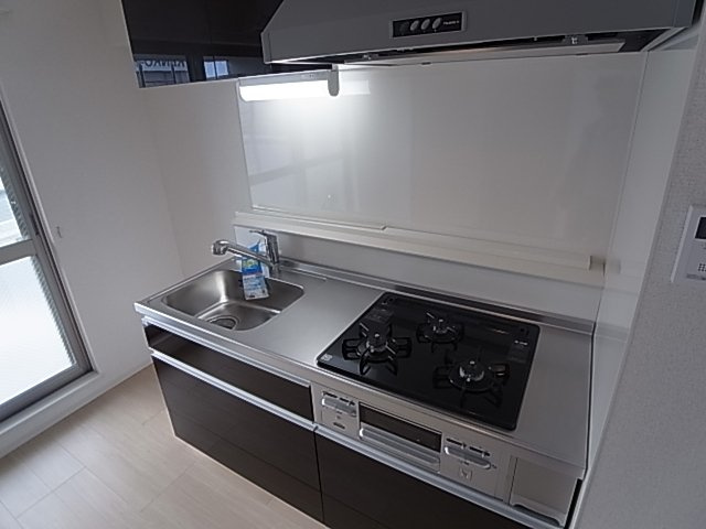 神戸市長田区西尻池町２丁目の賃貸マンションのキッチン|システムキッチン（ガス3口）