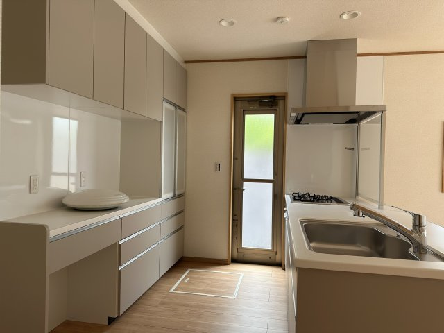 蘇我三丁目中古戸建のキッチン|人気色のマットベージュを使用しております。ワークトップは人造大理石シャインホワイト