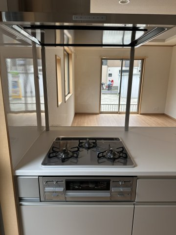 蘇我三丁目中古戸建のキッチン|ハイパーガラスコートガスコンロ　3口グリル付