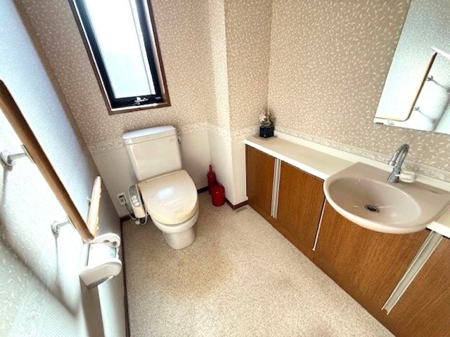 奈良市古市町　中古戸建のトイレ|各階にトイレがあるので、来客時にも気兼ねなく使えて便利です。
