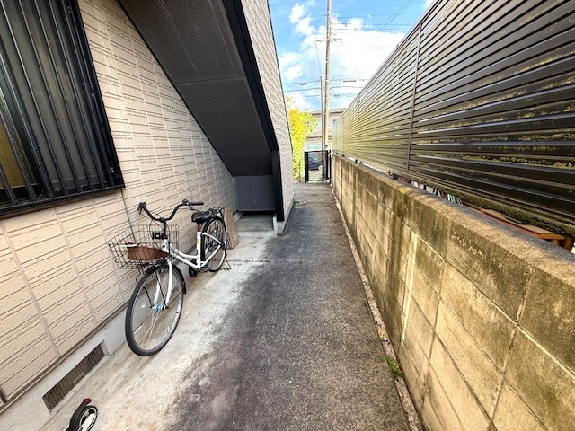 奈良市古市町　中古戸建のその他|屋外階段下のスペースを自転車置き場や、ちょっとした収納スペースとして有効活用できます。