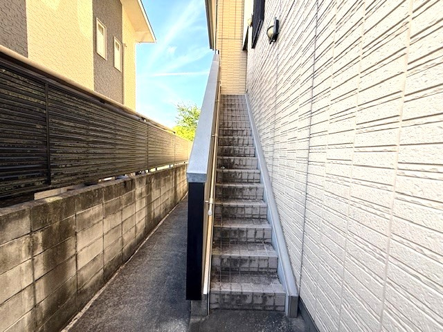 奈良市古市町　中古戸建のその他|屋外から直接2階へとアクセスできる外部階段を備えています。