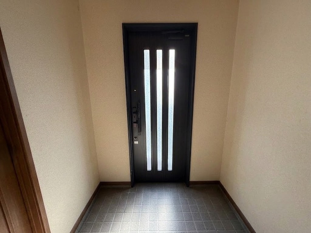 奈良市古市町　中古戸建の玄関|2世帯住宅での生活区分の分離や2階をプライベート空間として活用できる間取りです。

AIによる動産物撤去加工をしています。