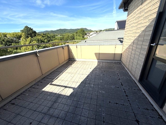 奈良市古市町　中古戸建のバルコニー|広々したバルコニーは色々な用途に使うことができます。