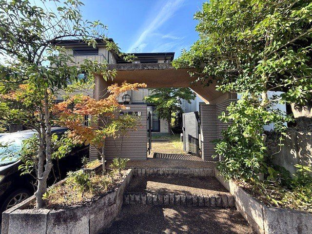 奈良市古市町　中古戸建の外観|緑豊かなアプローチと重厚感あふれる門構えが、訪れる人を温かく迎え入れます。