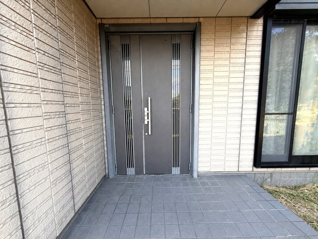 奈良市古市町　中古戸建の玄関|落ち着いた質感の外観タイルと、広々使い勝手の良い玄関ポーチ。