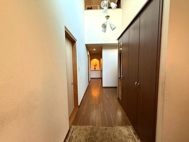 奈良市古市町　中古戸建の玄関|高い天井と吹き抜けがもたらす開放感あふれる玄関ホール。