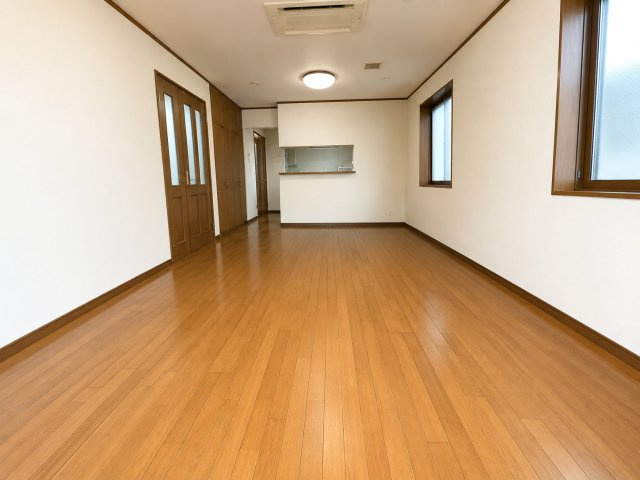 奈良市古市町　中古戸建の居間・リビング|1階、LDK約21.58帖！！

AIによる動産物撤去加工をしています。