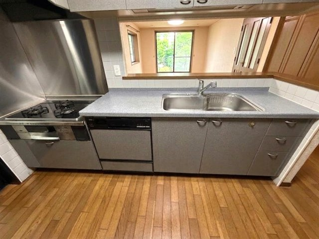 奈良市古市町　中古戸建のキッチン|対面キッチンなので、家事をしながらご家族を身近に感じられます。

AIによる動産物撤去加工をしています。