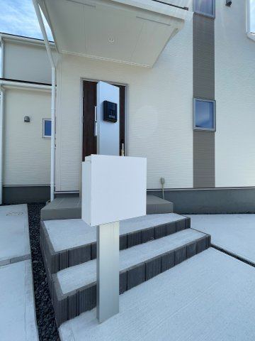 新築戸建・新築建売　福島市方木田上原第2　吉井田小・第一中の玄関|モニター付きインターホンで訪問者を確認できるので、防犯対策やプライバシー保護など安心です！