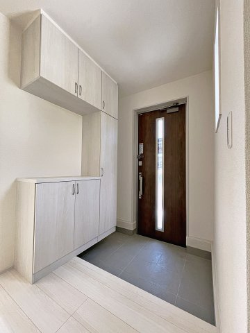 新築戸建・新築建売　福島市方木田上原第2　吉井田小・第一中の玄関|大容量のシューズボックスがあり収納豊富な玄関スペース。玄関ドアから日差しが入り明るいです！