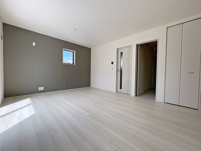 新築戸建・新築建売　福島市方木田上原第2　吉井田小・第一中の居間・リビング|アクセントクロスがおしゃれなリビングは大きな窓から日差しが入り気持ちの良い空間です！